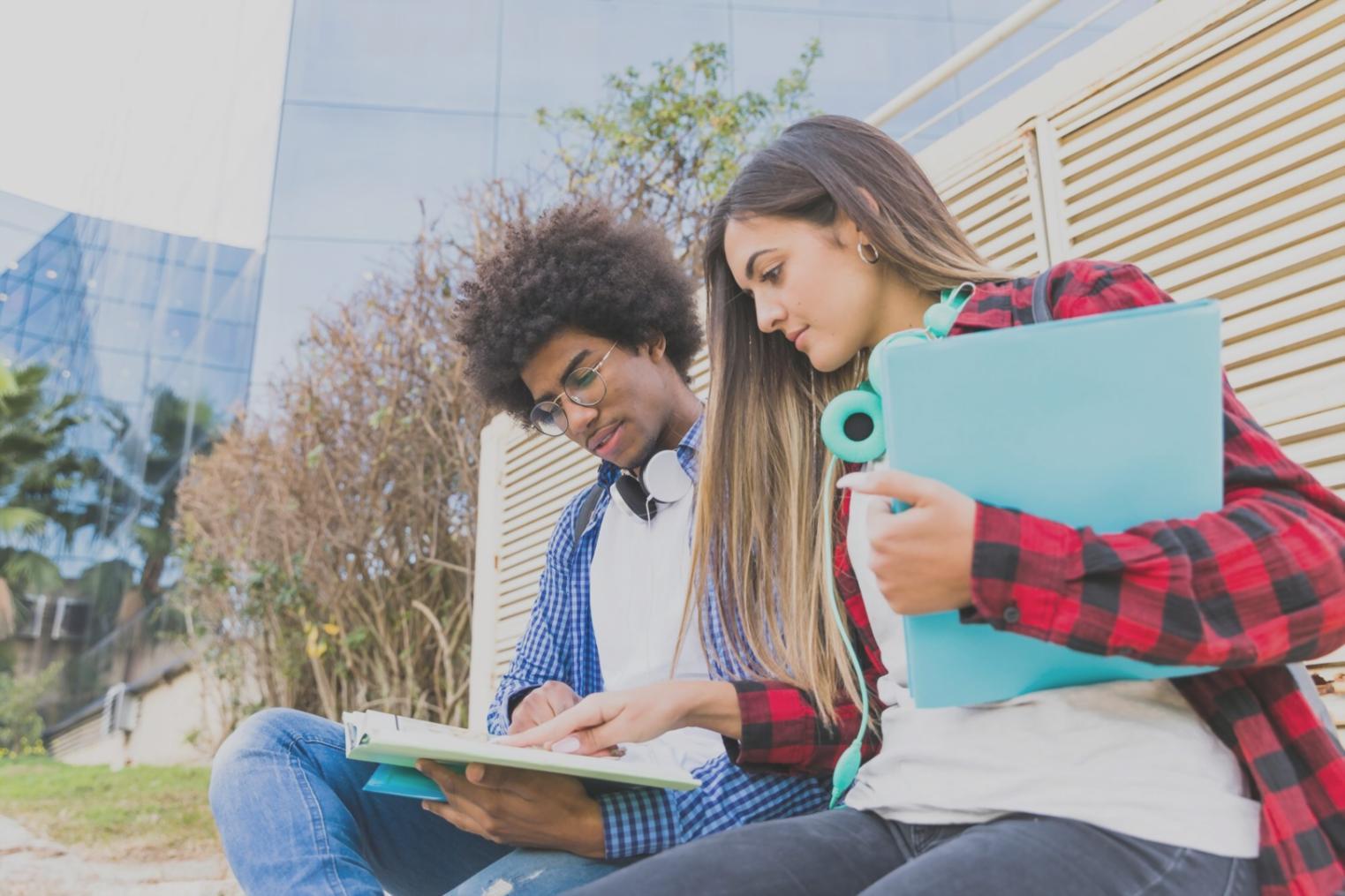 Environnement d'apprentissage en investissement avec graphiques et analyses financières