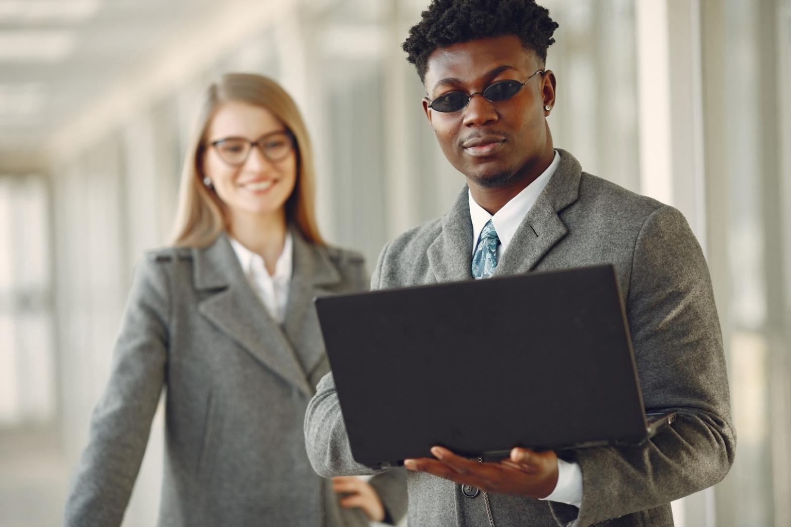 Professionnel analysant des données financières sur plusieurs écrans